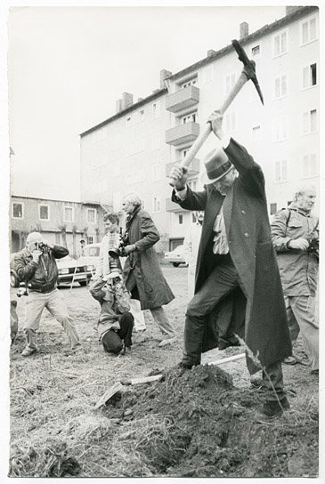 Joseph Beuys bei der Pflanzung von "7000 Eichen", documenta 7 in Kassel, 1982 ("Beuys", 2015-17) "Beuys", © zero one film, bpk, Stiftung Schloss Moyland, Ute Klophaus