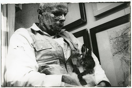 Joseph Beuys, Aktion: "Die Eröffnung … irgendein Strang … Wie man dem toten Hasen die Bilder erklärt" Galerie Schmelan, Düsseldorf, 1965 ("Beuys", 2015-17) "Beuys", © zero one film, bpk, Stiftung Schloss Moyland, Ute Klophaus