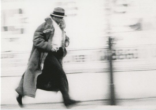 Joseph Beuys, 14.1.1974 bei seiner Aktion: Dillinger vor dem Kino Biograph, Chicago, USA, 1974 ("Beuys", 2015-17) "Beuys", Quelle: Piffl Medien, DIF, © zero one film, Klaus Staeck