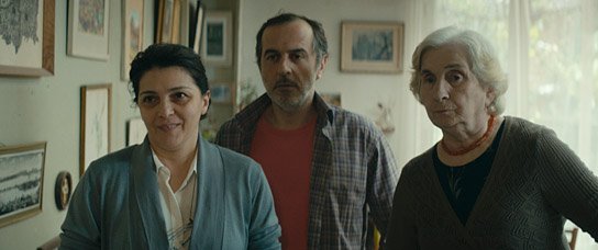 Ia Shugliashvili, Merab Ninidze, Berta Khaphava (v.l.n.r.) in "Meine glückliche Familie" (2016/17) "Meine glückliche Familie", Quelle: Zorro Filmverleih, DIF