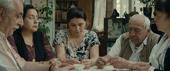 Ia Shugliashvili (Mitte) in "Meine glückliche Familie" (2016/17) "Meine glückliche Familie", Quelle: Zorro Filmverleih, DIF