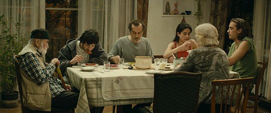 Merab Ninidze (3.v.l.), Berta Khaphavaili (2.v.r.) in "Meine glückliche Familie" (2016/17) "Meine glückliche Familie", Quelle: Zorro Filmverleih, DIF