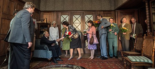 Alexander Hörbe (links), Bruno Ganz (sitzend), Hildegard Schmahl (5.v.l.), Stephan Grossmann (5.v.r.), Ronald Kukulies (4.v.r.), Thomas Bading (3.v.r.), Axel Wandtke (2.v.r.) in "In Zeiten des abnehmenden Lichts" (2016/17) "In Zeiten des abnehmenden Lichts", © Hannes Hubach, X Verleih AG
