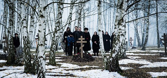 Natalia Belitski (2.v.l.), Alexander Fehling (4.v.l.), Sylvester Groth (5.v.l.), Hildegard Schmahl (5.v.r.) in "In Zeiten des abnehmenden Lichts" (2016/17) "In Zeiten des abnehmenden Lichts", © Hannes Hubach, X Verleih AG