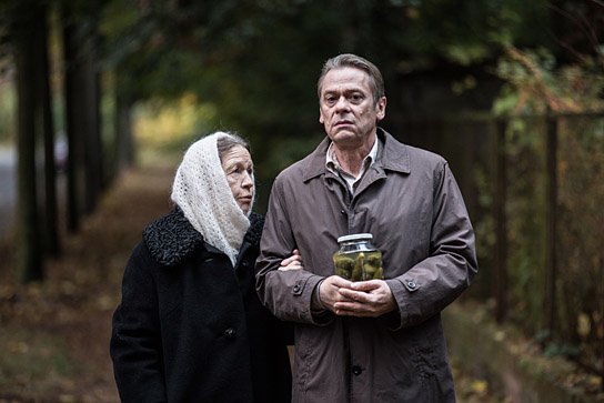 Nina Antonova, Sylvester Groth in "In Zeiten des abnehmenden Lichts" (2016/17) "In Zeiten des abnehmenden Lichts", © Hannes Hubach, X Verleih AG