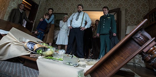 Sylvester Groth (links), Natalia Belitski, Hildegard Schmahl, Alexander Hörbe, Ronald Kukulies (3.-6. vorne v.l.) in "In Zeiten des abnehmenden Lichts" (2016/17) "In Zeiten des abnehmenden Lichts", © Hannes Hubach, X Verleih AG