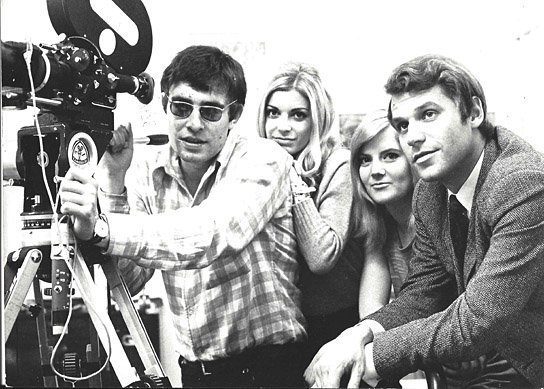 Klaus Lemke, Christiane Krüger, Monika Zinnenberg, Dieter Geissler (v.l.n.r.) bei den Dreharbeiten zu "48 Stunden bis Acapulco" (1967) ("Offene Wunde Deutscher Film", 2016/17) "Offene Wunde Deutscher Film"; Quelle: 67. Internationale Filmfestspiele Berlin