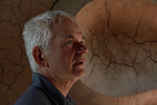 Andy Goldsworthy in "Leaning into the Wind - Andy Goldsworthy" (2017) "Leaning into the Wind ", Quelle: Piffl Medien, DIF, © Piffl Medien