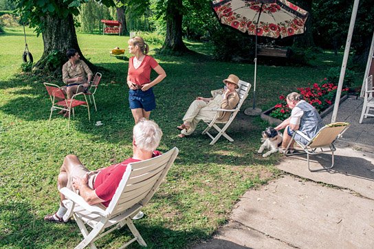 Thomas Loibl, Laura Tonke, Günther Maria Halmer, Christine Schorn, Ursula Werner (v.l.n.r.) in "Sommerhäuser" (2016/17) "Sommerhäuser", © 2017 Prokino Filmverleih GmbH