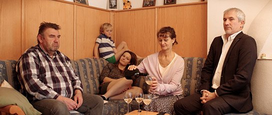 Peter Rappenglück (links), Tanja Schmidbauer (Mitte), Barbara Weinzierl (2.v.r.) Markus Böker (rechts) in"Austreten" (2016/17) "Austreten", Quelle: Schmidbauer-Film, DIF, © Schmidbauer-Film