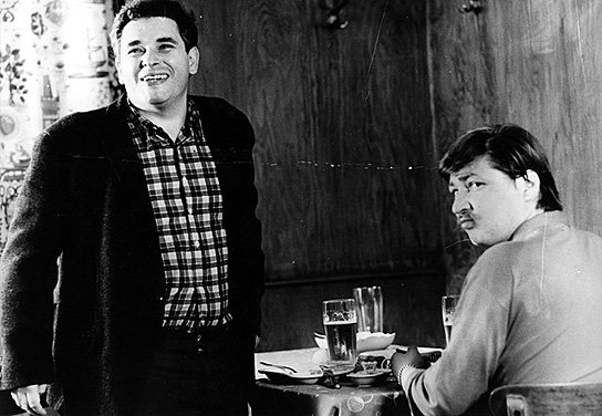 Hans Hirschmüller, Rainer Werner Fassbinder (v.l.n.r.) bei den Dreharbeiten zu "Händler der vier Jahreszeiten" (1971) Händler der vier Jahreszeiten, Quelle: DIF