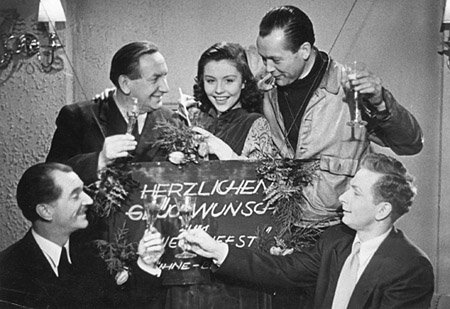 Carl-Heinz Schroth, Hans Deppe, Heinz Schnackertz (Kamera), Arno Assmann (v.l.n.r.) feiern Sonja Ziemanns 23. Geburtstag während der Dreharbeiten zu "Die Freunde meiner Frau" (1949) Sonja Ziemann