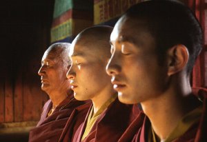 Sherab Sangey, Shawn Ku, Jamayang Jinpa (v.l.n.r.) in "Samsara" (2000/01) "Samsara", Quelle: Studiocanal, DIF, © Studiocanal