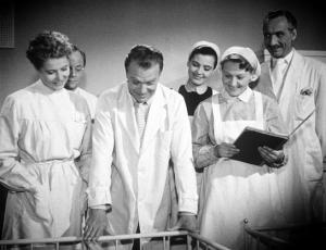 Cornell Borchers (links), Gustav Fröhlich (3.v.l.), Edith Mill (4.v.l.) in "Haus der Lebens" (1952) Haus des Lebens