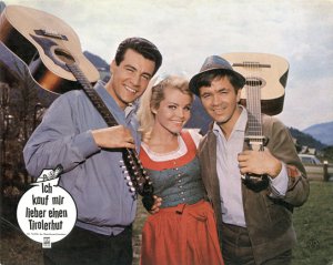 Manfred Schnelldorfer, Hannelore Auer, Gus Backus (v.l.n.r.) in "Ich kauf mir lieber einen Tirolerhut" (1965) "Ich kauf mir lieber einen Tirolerhut", Quelle: DIF