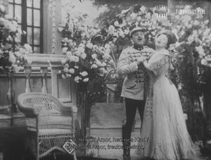 Screenshot mit Oskar Braun, Mizzi Wirth aus "Der Mann mit den drei Frauen. Liebchen, komm in mein Stübchen" (1908) "Der Mann mit den drei Frauen. Liebchen, komm in mein Stübchen"