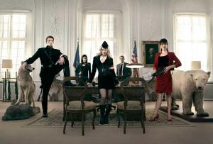 Szene mit Götz Otto (links), Peta Sergeant (2.v.l.), Julia Dietze (3.v.l.), Stephanie Paul (rechts) Iron Sky