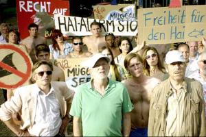 Michael Gwisdek (Mitte) in "Hai-Alarm am Müggelsee" (2012/13) Hai-Alarm am Müggelsee