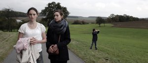 Lea van Acken, Lucie Aron (vorne v.l.n.r.) in "Kreuzweg" (2013/14) Kreuzweg, © Dietrich Brüggemann