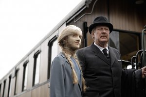 Mathilde Thomine Storm, Rolf Lassgård in "Das Löwenmädchen" (2015/16) "Das Löwenmädchen", Quelle: NFP Marketing & Distribution, DIF, © Tom Trambow