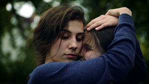 Naomi Achternbusch, Clara Schramm (v.l.n.r.) in "Blind & Hässlich" (2015-17) "Blind & Hässlich", Quelle: daredo media, DIF