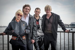 Annika Meier, Charly Hübner, Marc Hosemann, Detlev Buck am Set von "Magical Mystery oder: Die Rückkehr des Karl Schmidt" (2016/17) an den Hamburger Landungsbrücken "Magical Mystery oder: Die Rückkehr des Karl Schmidt", © DCM, Gordon Timpen