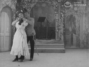 Screenshot mit Dora Kepplinger, Fritz Werner aus "Ein Walzertraum. O, du lieber, o, du g'scheiter, o, du ganz gehauter Fratz. Nr. 95" (1908) "Ein Walzertraum. O, du lieber, o, du g'scheiter, o, du ganz gehauter Fratz. Nr.