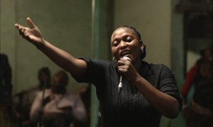 Véro Tshanda Beya in "Félicité" (2016/17) Quelle: "Félicité",67. Internationale Filmfestspiele Berlin (Katalog), © Andolfi