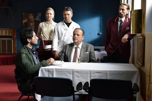 Sherwan Haji, Nuppu Koivu, Janne Hyytiäinen, Sakari Kuosmanen, Ilkka Koivula (v.l.n.r.) in "Die andere Seite der Hoffnung" (2016/17) "Die andere Seite der Hoffnung", © Sputnik Oy, Foto: Malla Hukkanen