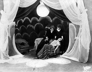 Friedrich Fehér, Rudolf Lettinger, Elsa Wagner, Lil Dagover (v.l.n.r.) in "Das Cabinet des Dr. Caligari" (1919/1920) Das Cabinet des Dr. Caligari