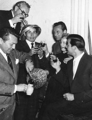Horst Buchholz (3.v.l.), Georg Thomalla (3.v.r.), Romy Schneider, Toni Sailer (rechts), 1957 Horst Buchholz