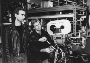 Roland Emmerich, Karl Walter Lindenlaub (v.l.n.r.) bei den Dreharbeiten zu "Moon 44" (1988/89) Roland Emmerich, Quelle: DIF