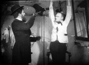 Kurt Horwitz, Karl Valentin (v.l.n.r.) in "Die Mysterien eines Frisiersalons" (1922/23) Die Mysterien eines Frisiersalons, Quelle: FMM