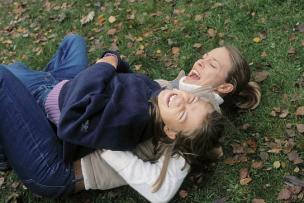 Sina Richardt (oben), Anneke Kim Sarnau (unten) in "Ich liebe das Leben" (2003) Ich liebe das Leben