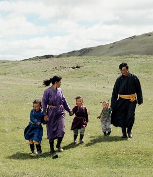 Nansal Batchuluun, Buyandulam Daramdadi Batchuluun, Nansalmaa Batchuluun, Batbayar Batchuluun, Urjindorj Batchuluun (v.l.n.r.) in "Die Höhle des gelben Hundes" (2004/05) Die Höhle des gelben Hundes, Quelle: X Verleih, DIF, © X Verleih