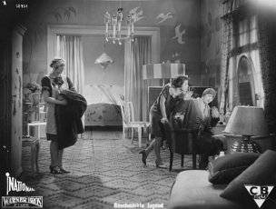 Hilde Schewior, Toni van Eyck, Olga Limburg (v.l.n.r.) in "Geschminkte Jugend" (1928/29) Geschminkte Jugend, Quelle: DIF