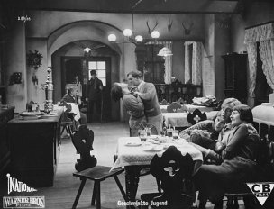 Toni van Eyck, Kurt von Wolowski (Mitte), Ruth Albu (3.v.r.), Georgia Lind (rechts) in "Geschminkte Jugend" (1928/29) Geschminkte Jugend, Quelle: DIF