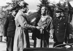 Ivan Desny (2.v.l.), Albert Hehn (3.v.l.) in "Heiße Ware" (1958/59) Heiße Ware