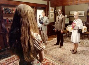 Camille Keaton, Joachim Fuchsberger, Fabio Testi, Karin Baal (v.l.n.r.) in "Das Geheimnis der grünen Stecknadel" (1971/72) Das Geheimnis der grünen Stecknadel