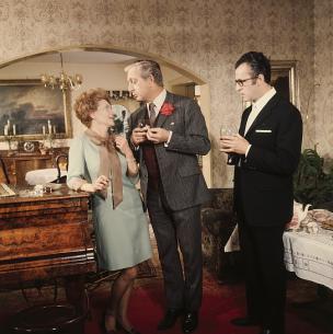 Stephanie Glaser, Gunther Philipp, Eddi Arent (v.l.n.r.) in "Ich betone - oben ohne" (1968/69) Ich betone - oben ohne
