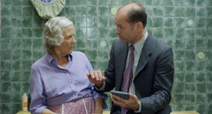 Marie Anne Fliegel, Horst-Günter Marx in "Toilet Stories" (2010-14) Toilet Stories, Quelle: Dualfilm, DIF, © Dualfilm GmbH, Stuttgart