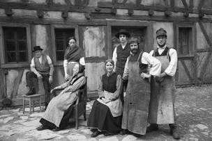 Reinhard Paulus, Mélanie Fouché, Eva Zeidler, Marita Breuer, Jan Dieter Schneider, Rüdiger Kriese, Maximilian Scheidt (v.l.n.r.) in "Die andere Heimat - Chronik einer Sehnsucht" (2011-13) Die andere Heimat; Quelle: Concorde, DIF, © Concorde Filmverleih, Nikolai Ebert