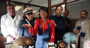 Udo Hesselmann, Salvatore Bonarrigo, Filiz Demirci, Claudia Raquet, Ira Coleman, Maurizio Rinaldo (v.l.n.r.) in "00 Schneider - Im Wendekreis der Eidechse" (2012/13) 00 Schneider; Quelle: Senator, DIF, Foto: Bernd Spauke
