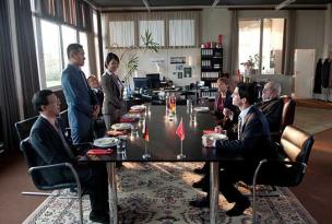 Zengquan Guo, Kevin Chen, JinJin Harder, Yu Fang, Henriette Müller, Walter Schultheiß, Christoph Bach (von links, im Uhrzeigersinn) "Global Player - Wo wir sind isch vorne" (2012/13) Global Player; Quelle: Movienet, DIF, © sabotage films, Wolfgang Schmidt