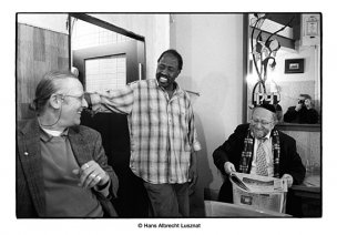Michael Teutsch (links), Hamis Ahin (Mitte) in "Café Ta'amon, King-George-Street, Jerusalem" (2012/13) Café Ta´amon, King-George-Street, Jerusalem, © Hans Albrecht Lusznat