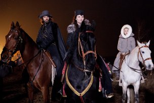 Lucas Bryant, Malin Buska, Sarah Gadon (v.l.n.r.) in "The Girl King" (2014/15) "The Girl King", Quelle: © NFP