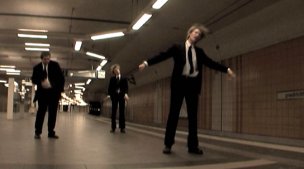 Wojo van Brouwer (links), Moritz Peters (rechts) in "Den Dämon einfach blau anmalen" (2005) Den Dämon einfach blau anmalen, Quelle und ©: Daniel Frerix