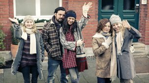 Ada Philine Stappenbeck, Sascha Alexander Geršak, Sabine Timoteo, Inka Friedrich, Nina Proll (v.l.n.r.) in "Die Mitte der Welt" (2015/16) "Die Mitte der Welt", © 2015 Tom Trambow, Universum Film