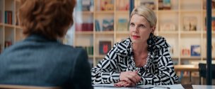 Cordula Stratmann (rechts) in "SMS für dich" (2015/16) "SMS für dich", © 2016 Warner Bros. Ent.