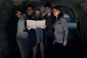 Ugur Ekeroglu, Stephanie Amarell, Timon Wloka, Janina Fautz (v.l.n.r.) in "Allein gegen die Zeit" (2015/16) "Allein gegen die Zeit", Quelle: X Verleih, DIF